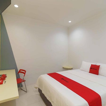 Hotel Reddoorz At Taman Galaxy Bekasi Exterior foto