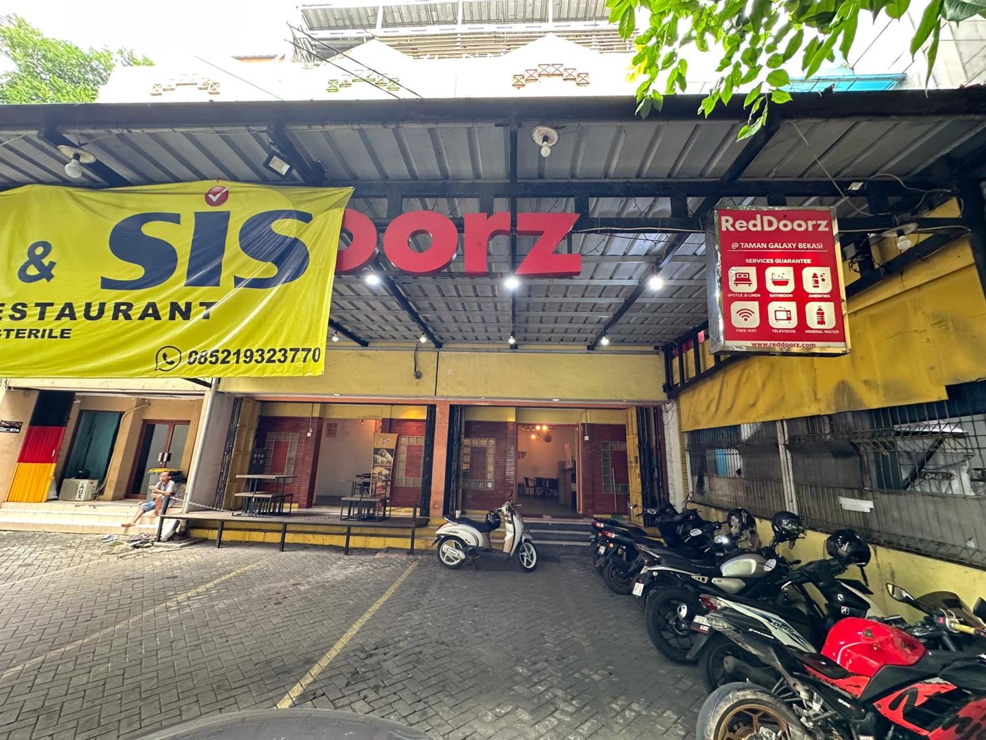 Hotel Reddoorz At Taman Galaxy Bekasi Exterior foto