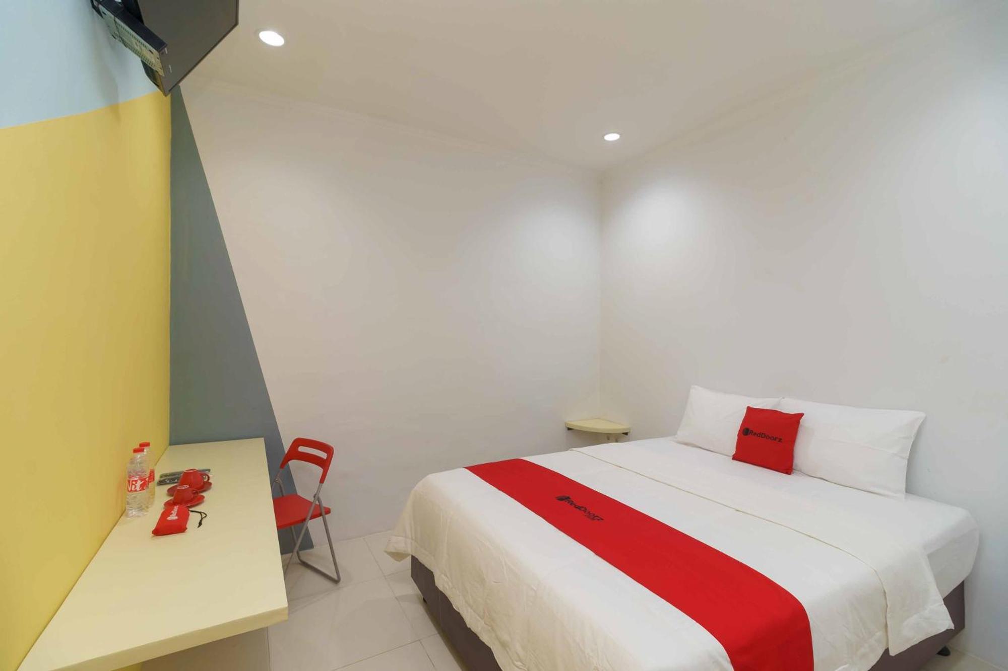 Hotel Reddoorz At Taman Galaxy Bekasi Exterior foto