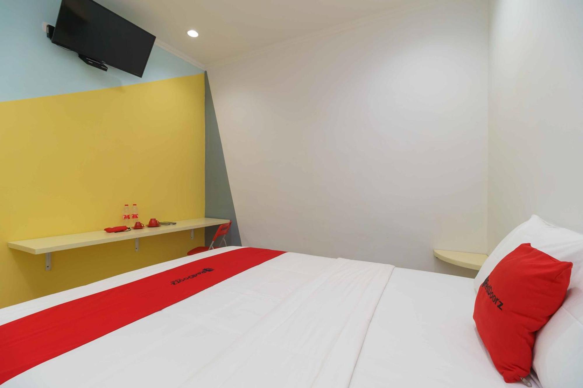 Hotel Reddoorz At Taman Galaxy Bekasi Exterior foto