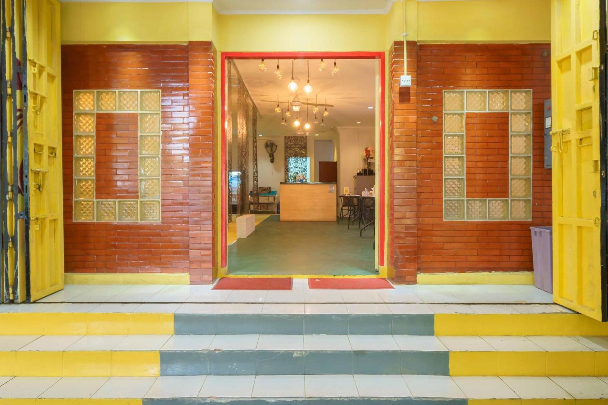 Hotel Reddoorz At Taman Galaxy Bekasi Exterior foto
